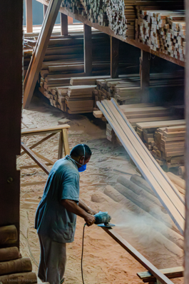 Profissional da Madeireira Aliança beneficiando madeira